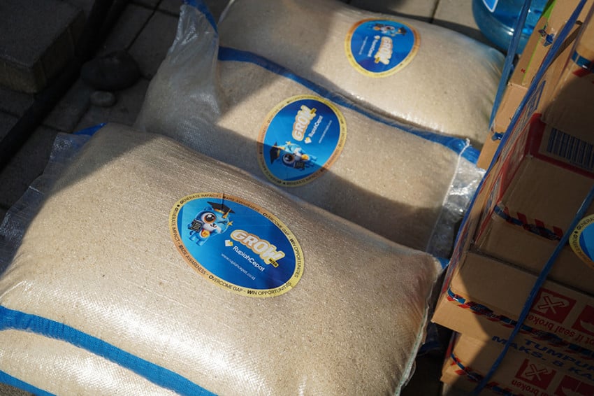 Paket Kebutuhan Dasar Tiba di Desa Adat Sade Pascakebakaran Lombok Tengah