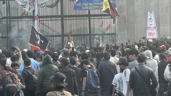 Unjuk Rasa Mahasiswa di Senayan Meningkat, Pagar Gerbang Utama Dirusak