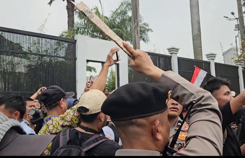 Golok Dibungkus Kardus Disita Saat Massa Demo di Kawasan Parlemen