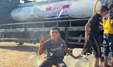 300 Ribu Liter Air Bersih Disalurkan ke 11 Kamp Pengungsi di Khan Younis