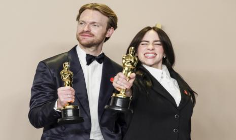 Billie Eilish Pimpin Upacara Nikah Finneas di Montecito